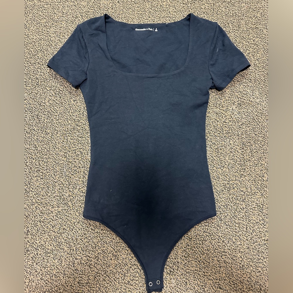 BRAND NEW Abercrombie Soft Matte Seamless Short-Sleeve Squareneck Bodysuit - Picture 2 of 3